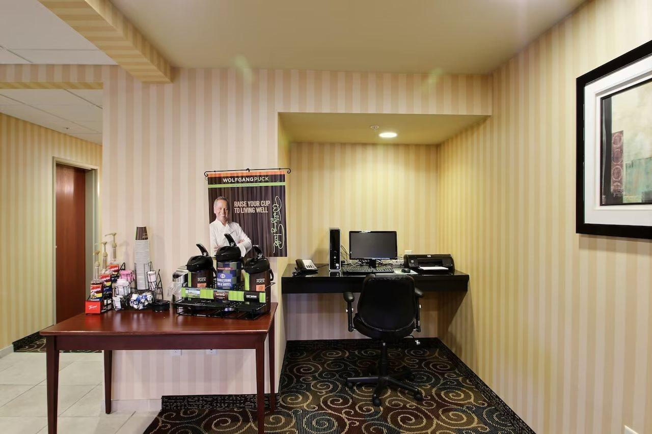 Americinn By Wyndham Oshkosh Exteriör bild