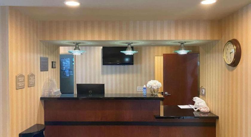 Americinn By Wyndham Oshkosh Exteriör bild